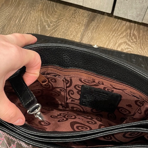 Chic Black Leather Brighton Shoulder Bag with Chain Detail - Picture 5 of 13